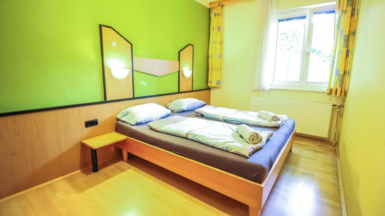 Private Double Bed Room With Bathroom Wien Exteriör bild