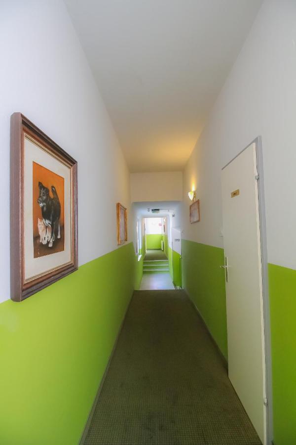 Private Double Bed Room With Bathroom Wien Exteriör bild
